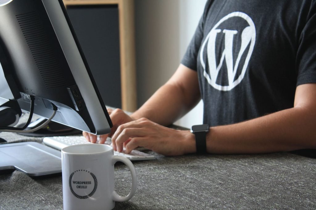 wordpress tshirt laptop worker